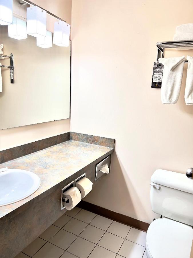 Super 8 By Wyndham Whitecourt Hotel Kültér fotó
