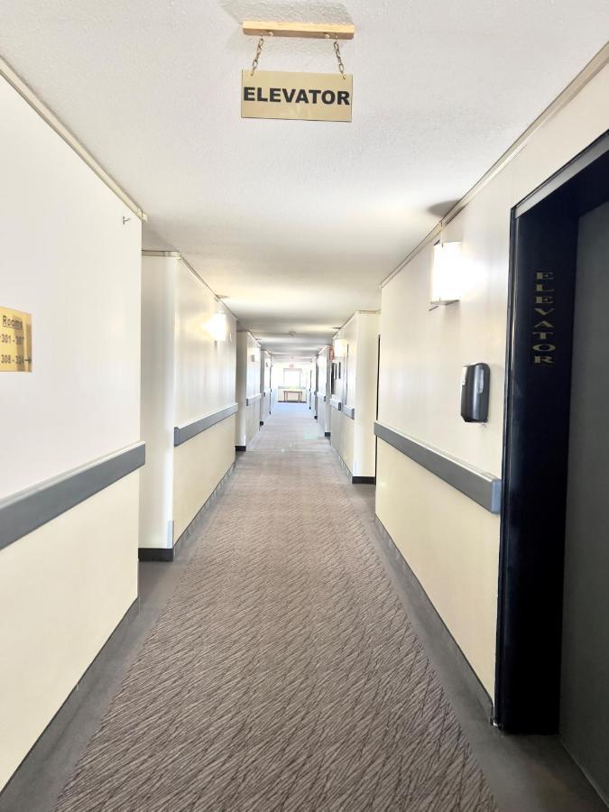 Super 8 By Wyndham Whitecourt Hotel Kültér fotó
