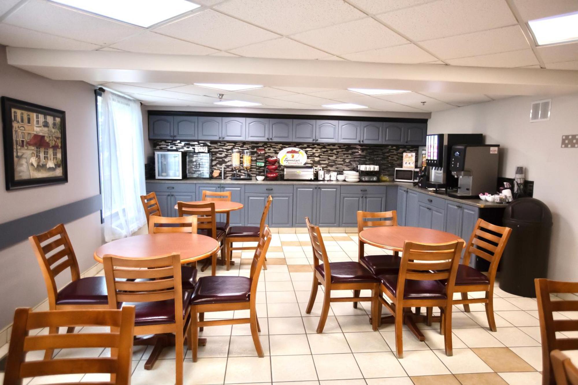 Super 8 By Wyndham Whitecourt Hotel Kültér fotó