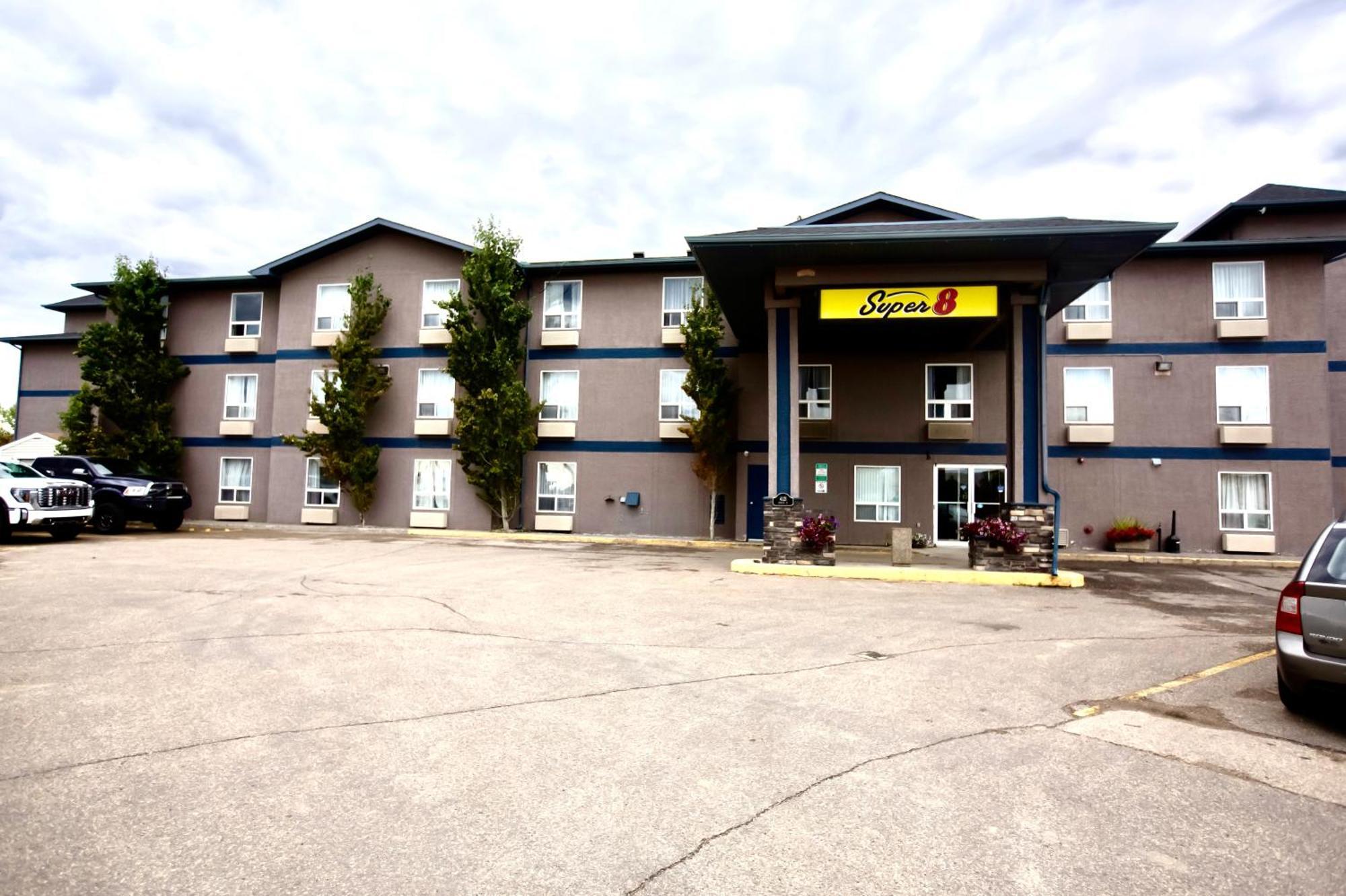 Super 8 By Wyndham Whitecourt Hotel Kültér fotó