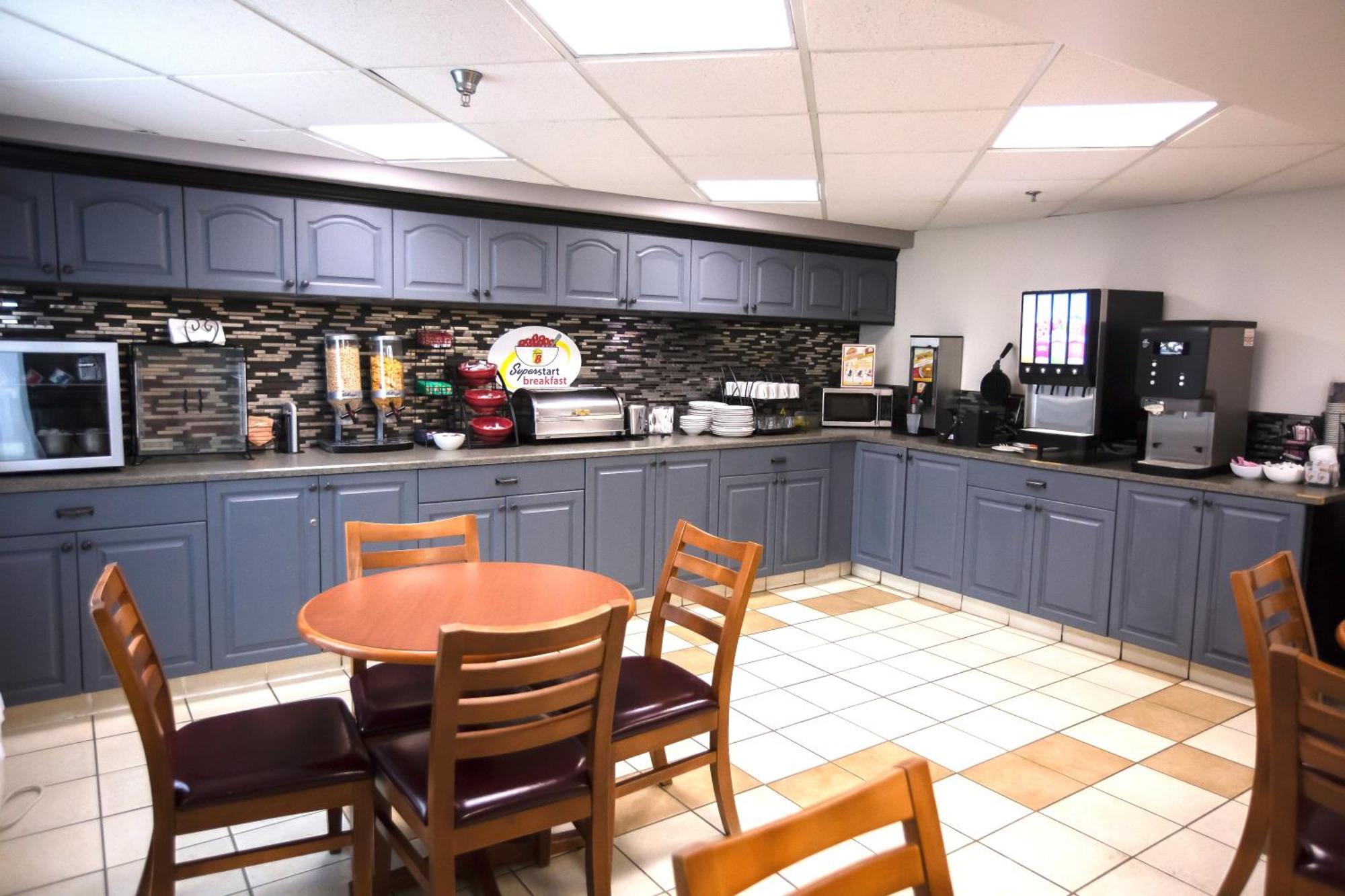 Super 8 By Wyndham Whitecourt Hotel Kültér fotó
