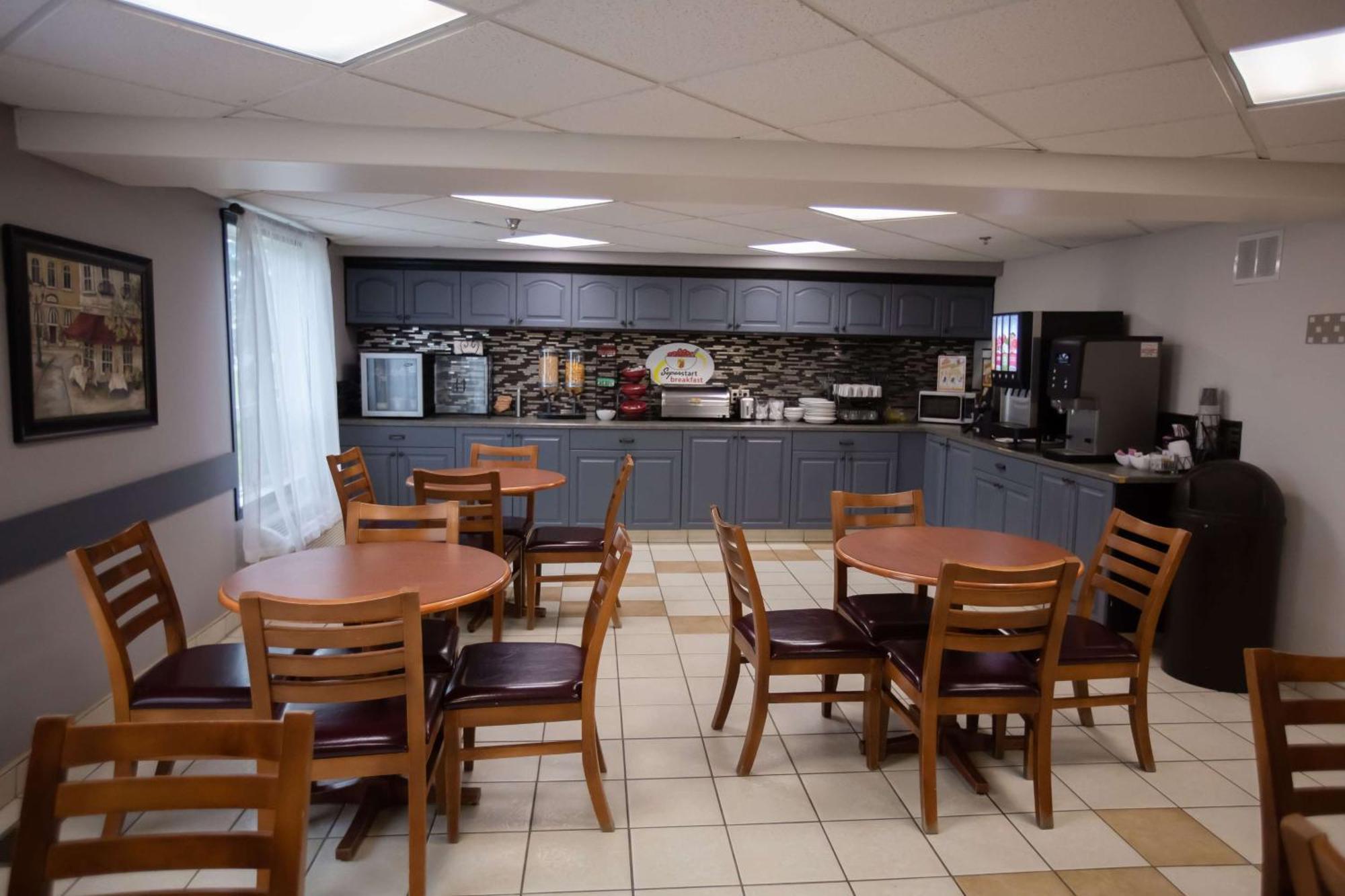 Super 8 By Wyndham Whitecourt Hotel Kültér fotó