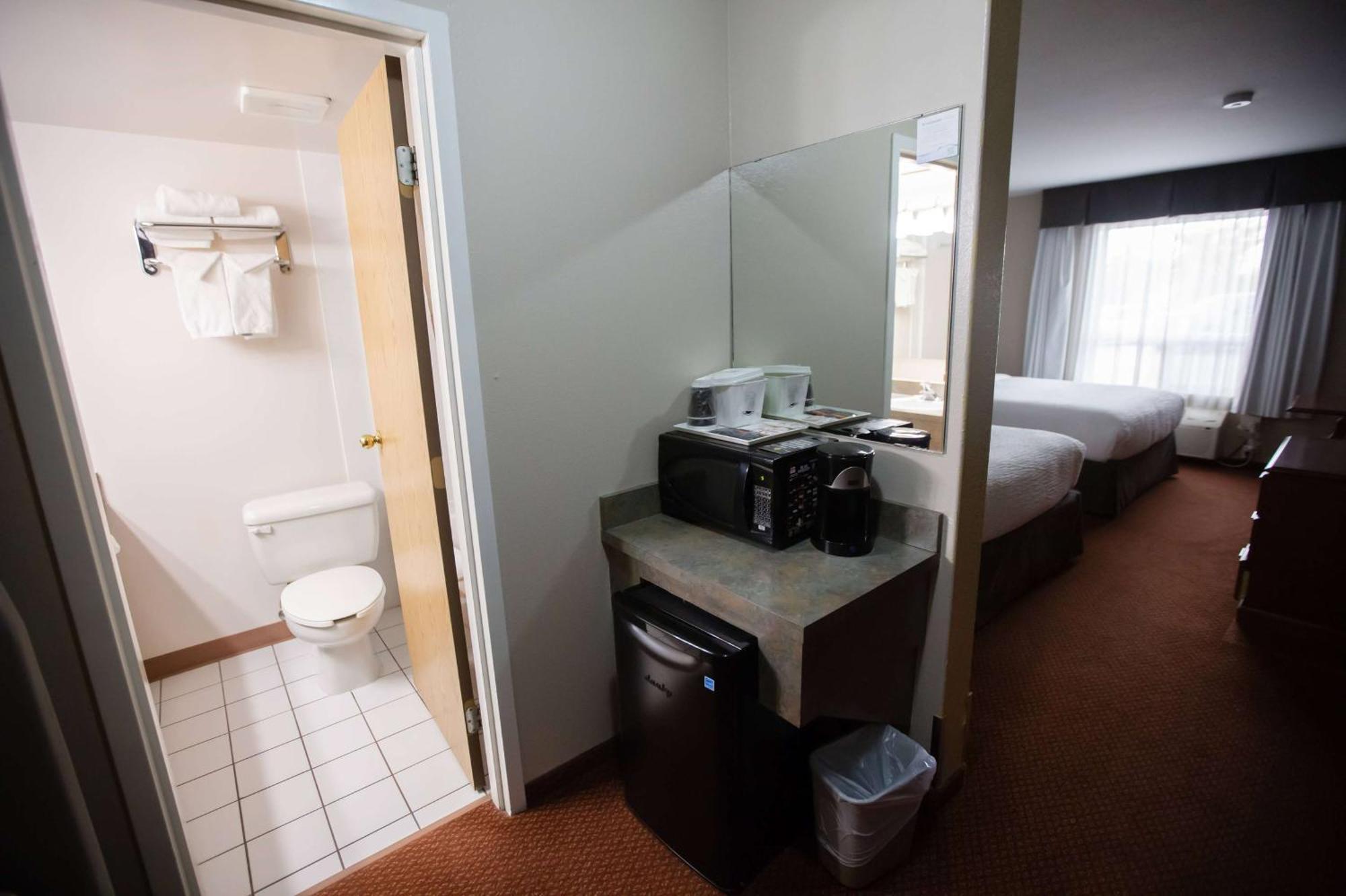 Super 8 By Wyndham Whitecourt Hotel Kültér fotó